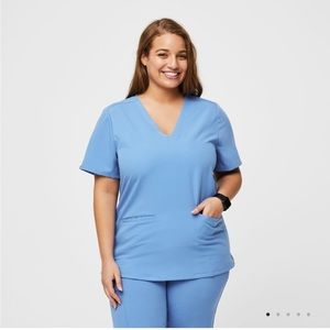 Casma™ Three-Pocket Scrub Top